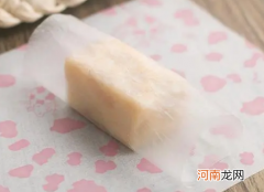 包糖果的糯米纸是什么做的，是用糯米做的吗？