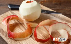 吃水果必须削皮的原因 为什么吃水果先削皮会更好