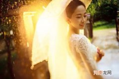 如何利用光源色温营造动人婚纱照