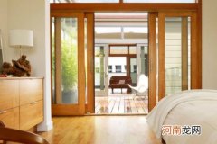 卧室不通风则影响风水 卧室门能不能对窗户，通风就可以
