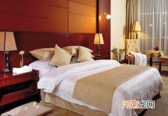 酒店床上一条长条布有什么用