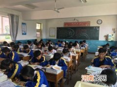 一叶渔船两小童收篙停棹坐船中的意思