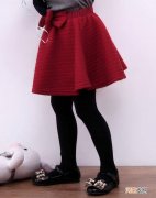 红色半裙的搭配