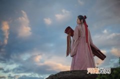 那五首诗，都借用了“天如有情天亦老”，谁写得最好？