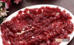牛肉上有绿色荧光正常吗？生牛肉变绿了还能吃吗？