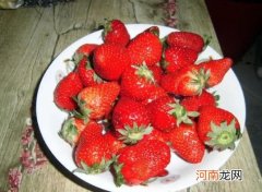 草莓表面的籽是绿色的是打过药的吗？草莓发白还能吃吗