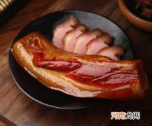 腊肉表面有白色的还能吃吗？腊肉放冰箱用报纸包行吗