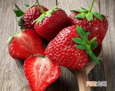 草莓可以叠在一起放吗？草莓用保鲜膜包着还需要放冰箱里保鲜吗