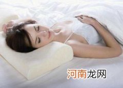 睡觉时把手放在哪最好?