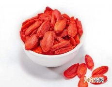 枸杞子泡水喝还是干吃有营养？枸杞粘成一团还能吃吗