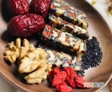 阿胶糕要泡着吃还是直接吃？阿胶糕多少钱一斤