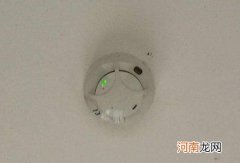 烟感器会拍到人的一举一动吗？酒店关灯后有红点会是摄像头吗