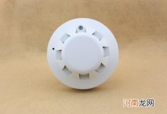 烟雾报警器半夜响几声又关了咋回事？烟雾报警器30秒响一次怎么解决
