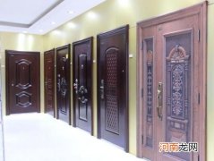 粘在防盗门上的粘胶怎么去掉？防盗门灌浆一定要与安装同一天吗