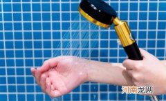 淋雨之后能马上洗澡吗 头发淋雨为什么会油