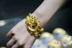 三金买金条不属于女方个人财产吗？三金买了可以退给金店吗