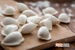 煮冻饺子的正确步骤 速冻饺子冷水下锅还是热水下锅煮多长时间