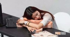 午睡正确睡姿 在桌子上趴着睡觉有什么坏处