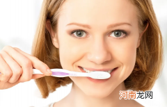 二十岁姑娘怎么会牙龈萎缩呢