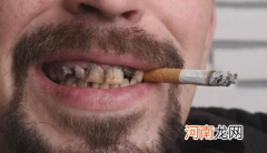 牙齿缝隙有黑黑的抠不下来还疼