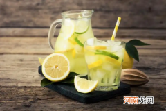 柠檬水晚上喝好还是白天喝好美白