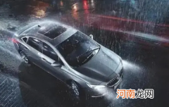 下暴雨车放在车库还是在外面