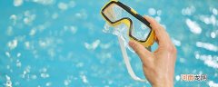 游泳要带游泳眼镜吗 游泳能不能带眼镜