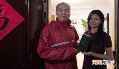 国内首款5G手机开售 全国首个签收5G手机用户在京东诞生