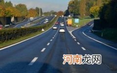 高速撞到异物要报警吗