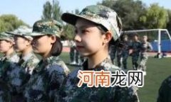 大学军训的衣服是学校发吗2022