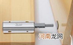 衣柜装反弹器后门板不平怎么办