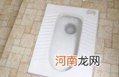 蹲便器为啥前面还有一个孔