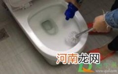 马桶一冲水底座就漏水与地面有关系吗
