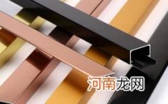 钛金条可以直接粘在墙布上吗