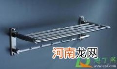 毛巾架装马桶上面会臭吗