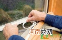 窗框漏风用什么堵