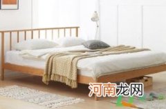 床一动就响跟床垫有关吗