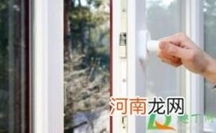 窗户关不紧有缝怎么办