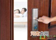 门框条掉了用玻璃胶胶粘行吗