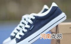 高帮板鞋配什么裤子