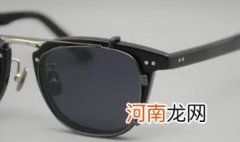 眼镜放车里高温没事吗