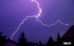 听说在晚上睡觉前喝杯热牛奶对身体好 晚上睡前喝脱脂牛奶会胖吗