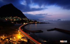 脸上挤出黄黄硬的一粒是怎么回事 脸上挤出黄色颗粒